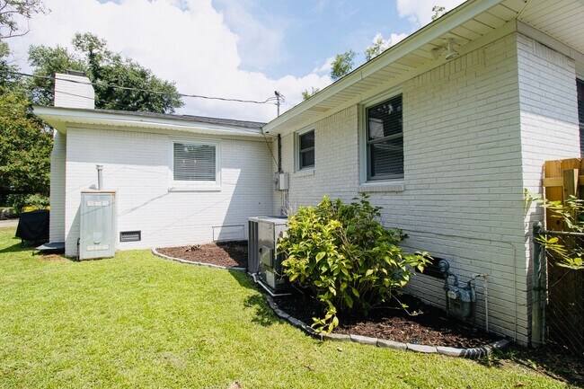 Building Photo - 1508 Hollyberry Ln