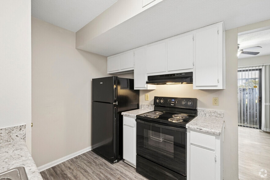 2BR, 1BA - 900SF - Kitchen - The Reserve at 1508