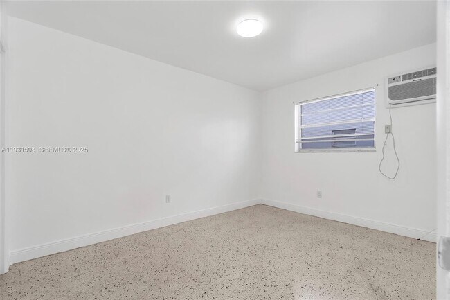 Building Photo - 644 SW 10th St