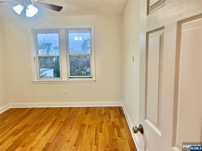 Building Photo - 10-12-12 Morton Pl