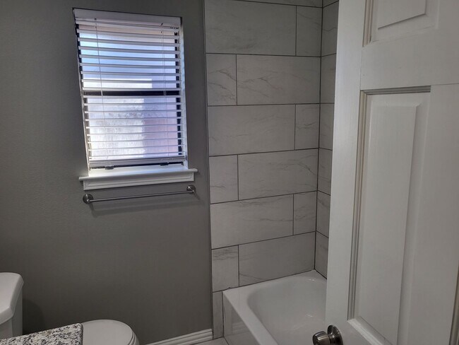 Building Photo - Charming 3bd 2 bth