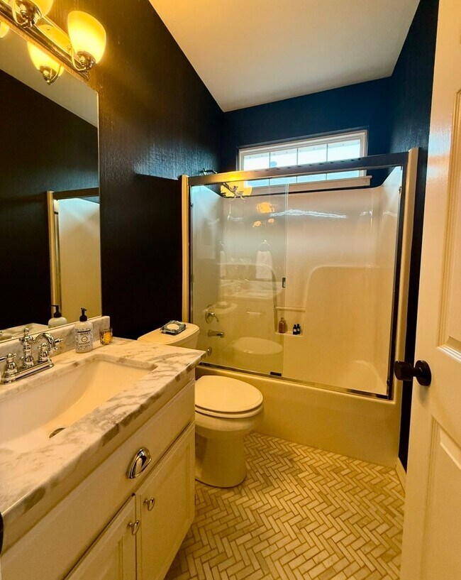 Building Photo - Available Mid-June! Stunning Home Near Col...