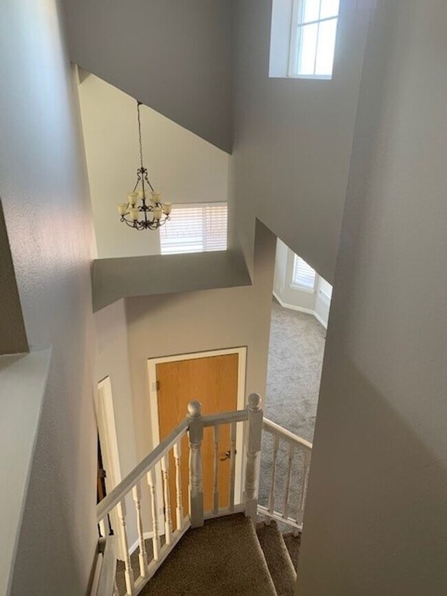 Building Photo - 3 Bed/2.5 Bath NE Bend Single Family Home with Hot Tub