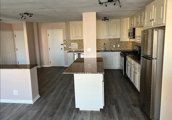 Building Photo - 2211 S Stewart Ave