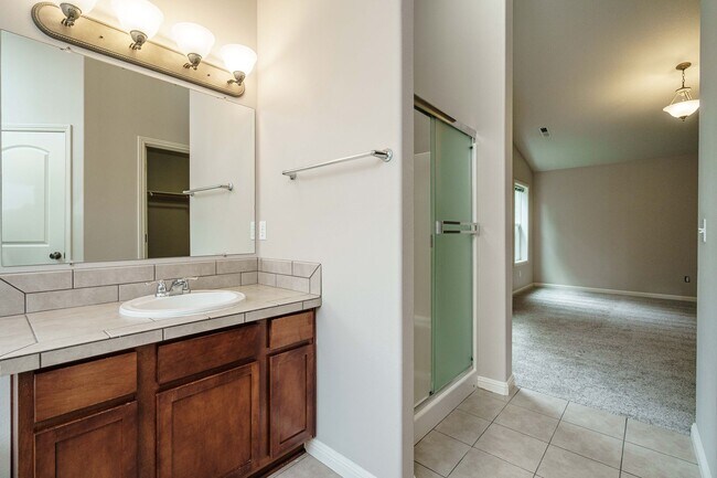 Building Photo - $500 Move In Special  4 Bedroom 2.5 Bath New Carpet and Fresh Paint