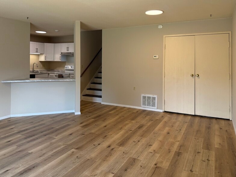 Building Photo - 9028 N Park Plaza Ct