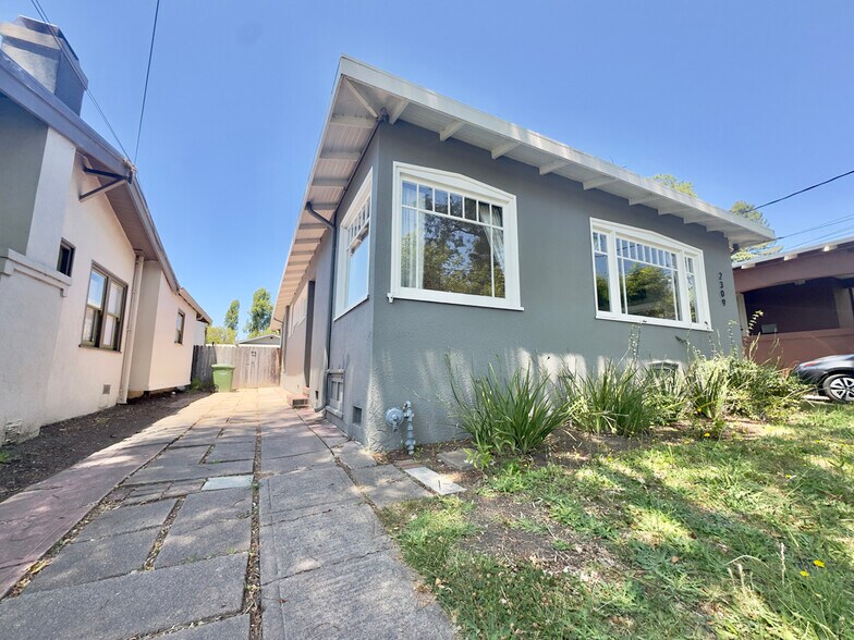 Building Photo - 2309 Derby St