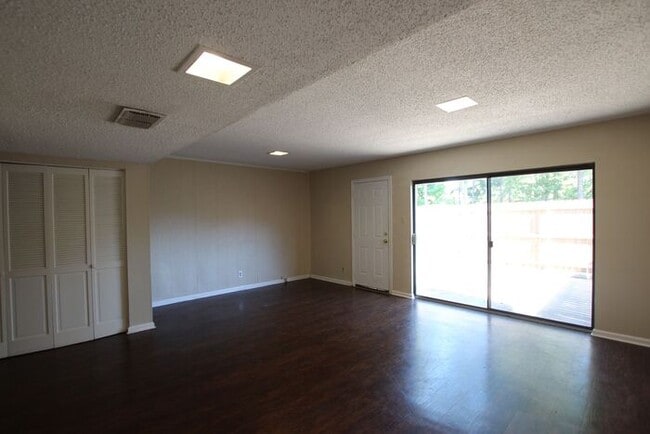 Building Photo - Available Now! 3 bedroom 2.5 bath townhome...