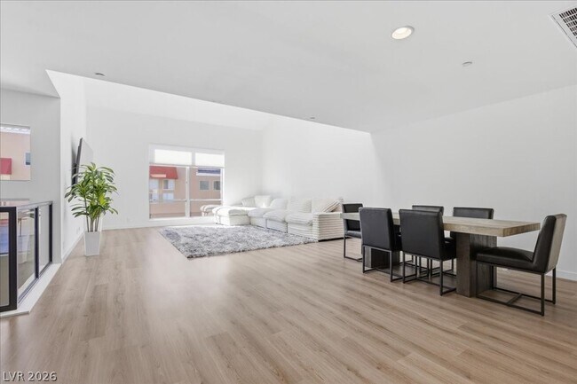 Building Photo - 250 Tower St