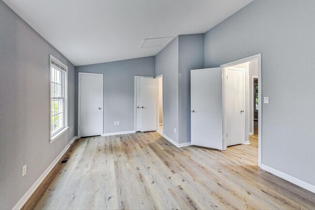 Building Photo - Beautifully maintained end unit Townhouse located in Stonebridge subdivision!
