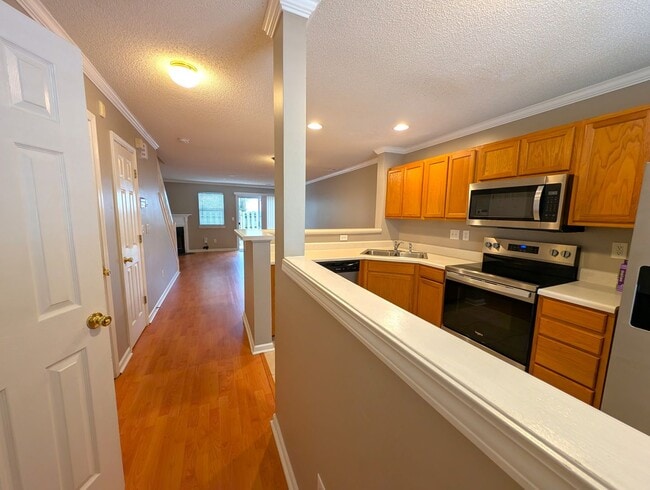 Building Photo - Charming, townhome located in the Bennington Place Community in Charlotte!