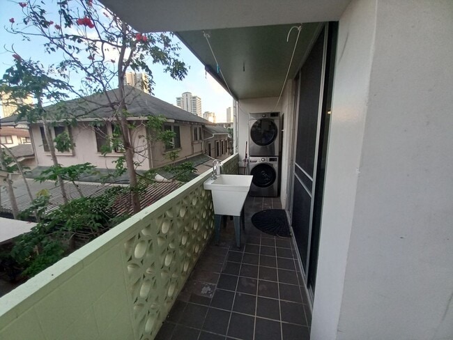 Building Photo - 2 Bed/2 Bath/1 Parking at Fern Terrace