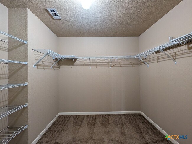Building Photo - 212 Oak Creek Way