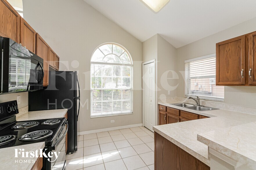 Building Photo - 301 Balmoral Ct