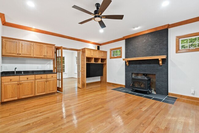 Building Photo - Available early March! Large and Lovely Home in Chapel Hill