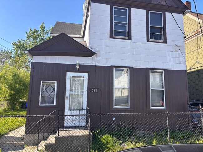 Building Photo - 3621 Sackett Ave