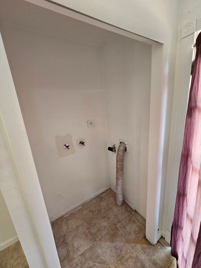 Building Photo - West-Flagstaff 4bd/2ba House Near NAU & CCC -Students & Pets OK!! Avail. July 10th!