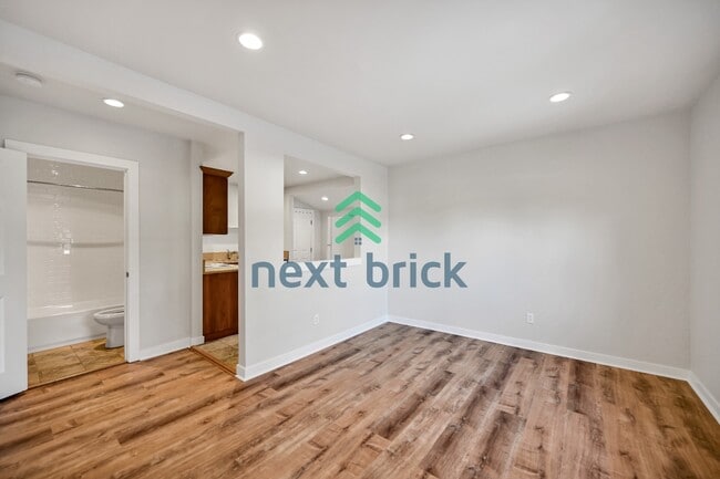 Building Photo - Charming 1-bedroom, 1-bathroom unit in Greenwood