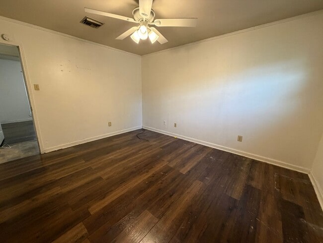 Building Photo - FOR RENT in Sunset!