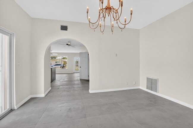 Building Photo - 467 NE 31st St