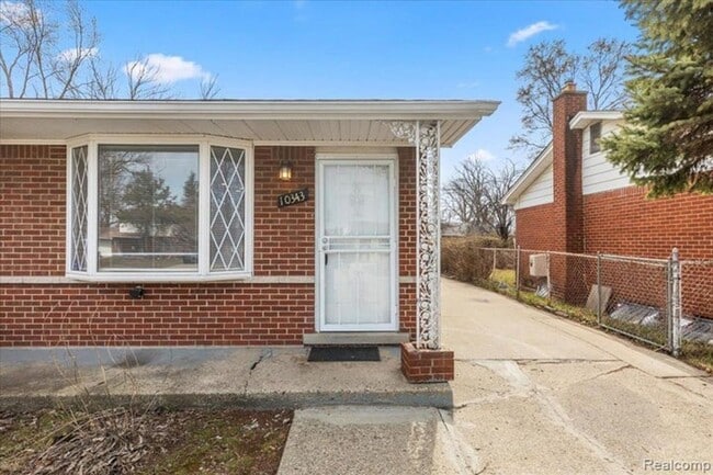 Building Photo - 10343 N Oak Dr