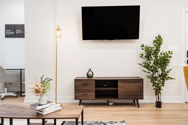 Building Photo - 3723 S Giles Ave