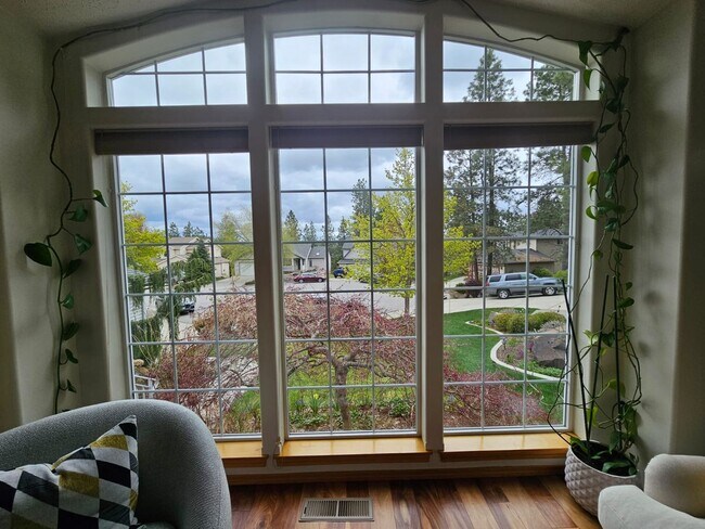 Building Photo - 4 bed/ 3 bath rental with a hot tub!