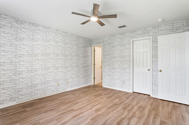 Building Photo - 2 Bedroom 2 Bathroom Gated Community