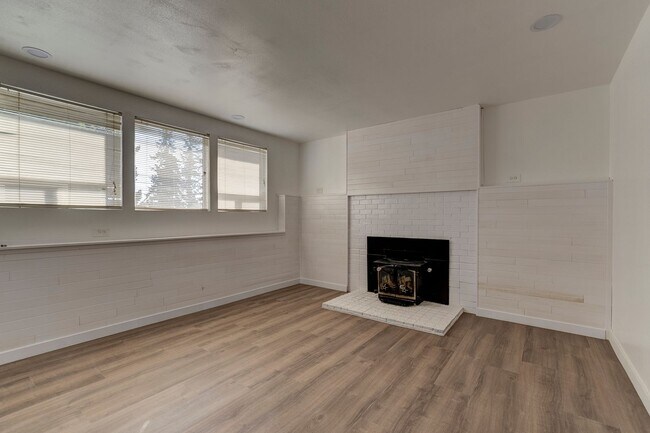 Building Photo - Beautifully Updated 3+ Bedroom Water View ...