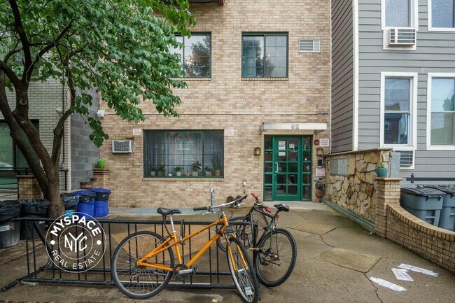 Building Photo - 52 Monitor St