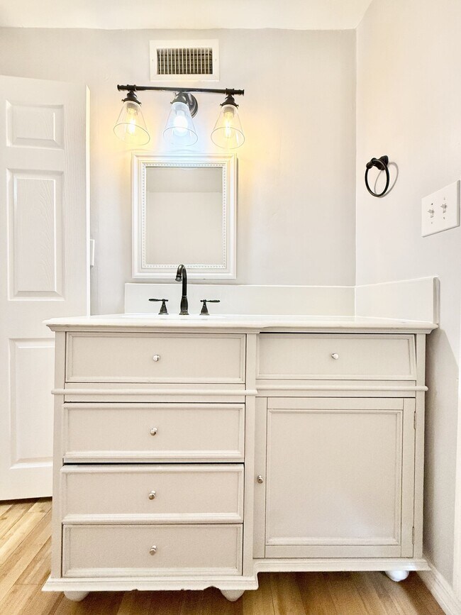 Building Photo - 713 Smith St