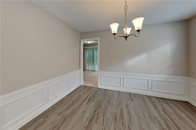 Building Photo - 596 Lullingstone Dr SE