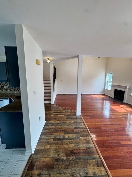 Building Photo - 305 Cobblestone Ct
