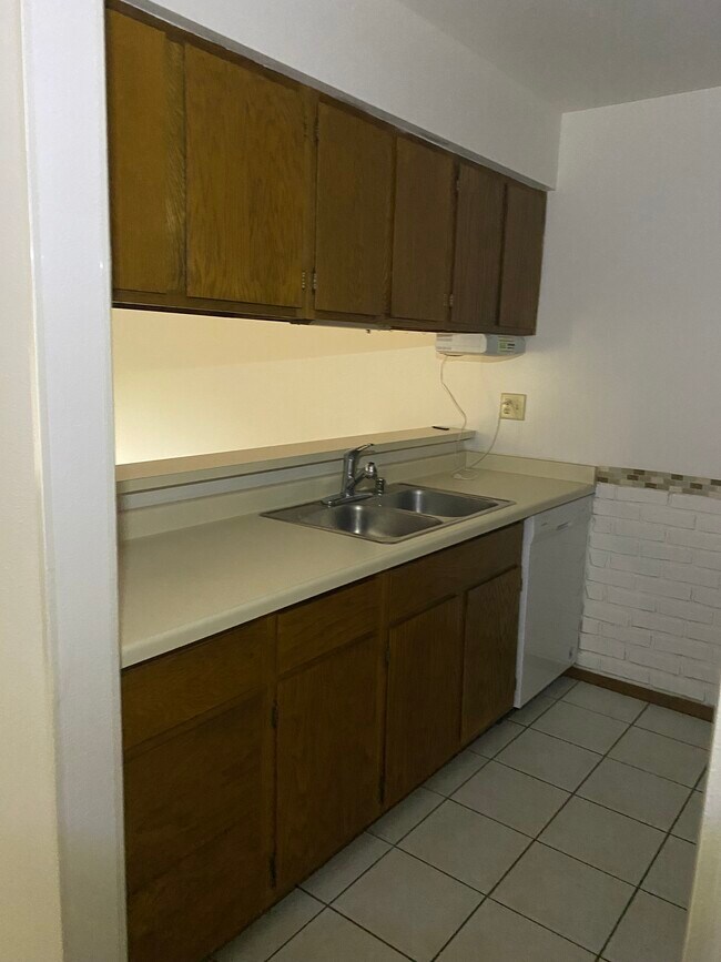Kitchen sink - 204 Ski Ct