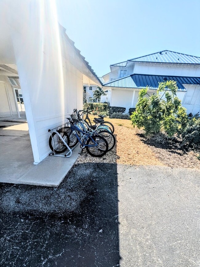 Building Photo - Seasonal/short term 2/2 vacation condo close to Anna Maria