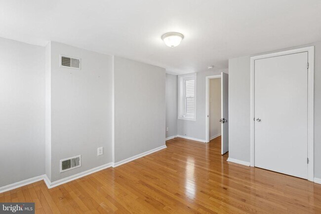 Building Photo - 12 S Washington St