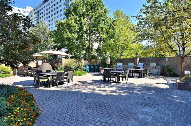 Building Photo - 1 Bed 1 Bath - Rockville Condo - Completel...