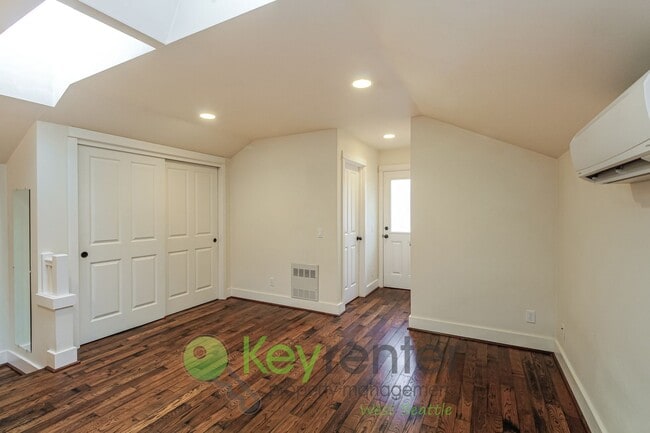 Building Photo - Modern Comfort Meets Urban Living in Seattle