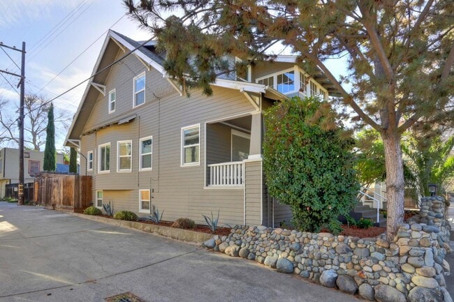 Building Photo - Beautifully Renovated 5 Bedroom Midtown Home