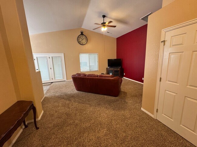Building Photo - 2 Bedroom home near Shadow Mountain Park!
