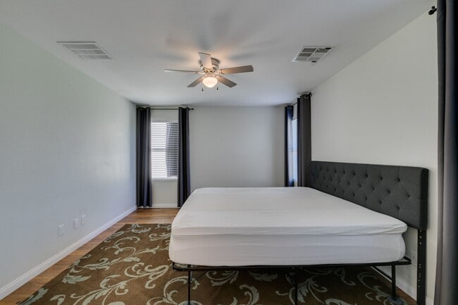 Building Photo - GORGEOUS HOME WITH TONS OF UPGRADES*MOUNTA...