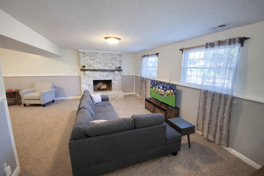 Building Photo - 11423-11425 5 Cedars Rd