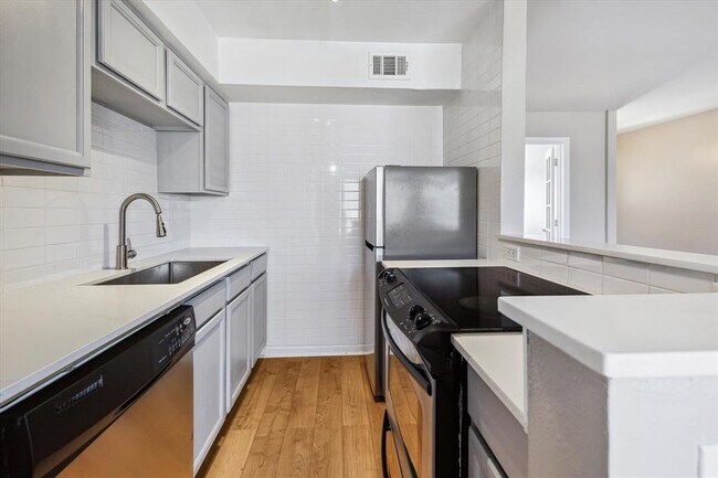 Building Photo - 1304 Mariposa Dr