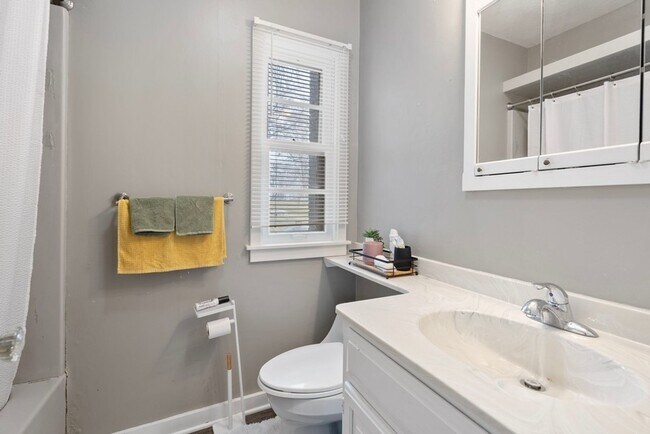 Building Photo - 603 W 18th St