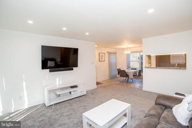 Building Photo - 33 Dogwood Ln