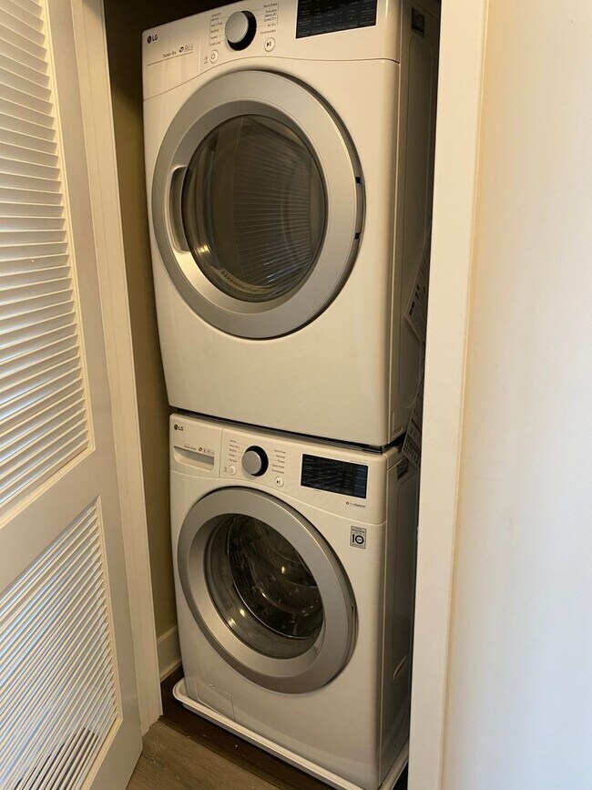 Building Photo - Gorgeous 2 Bedroom Condo in Oxon Hill!