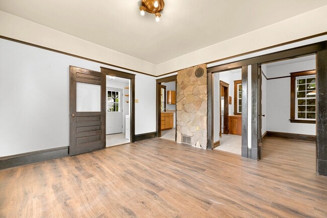 Building Photo - Large Single Family home with Bonus Room!