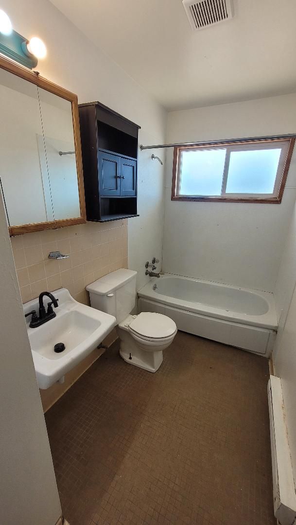 Building Photo - 3 bedroom 1 bath with den and garage