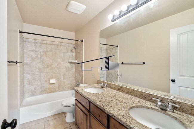Building Photo - Large Riverdale 4 Bedroom 3.5 Bathroom Tow...