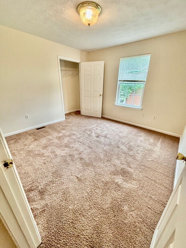 Building Photo - 2 Bedroom Townhouse in Richmond!